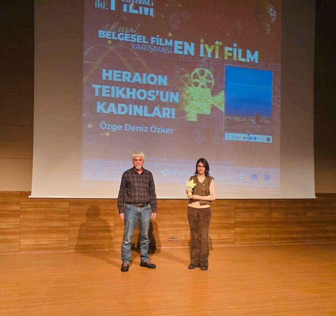 cukurovaedutr's tweet photo. Üniversitemiz İletişim Fakültesi Öğretim Görevlisi Dr. Özge Deniz Özker, yönetmenliğini yaptığı “Heraion Teikhos’un Kadınları” belgesel filmiyle Kayseri Film Festivali’nde en iyi belgesel film ödülünü kazandı. https://t.co/mCK29UDs5R