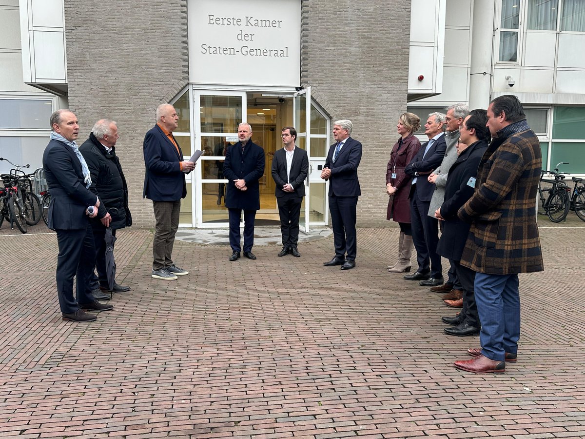 JuisteAntwoord's tweet photo. Contant geld moet een wettig betaalmiddel blijven! JA21 is tegen het verbod op contante betalingen boven de €3000. Ondernemen wordt moelijker en mensen verliezen autonomie over hun uitgaven. JA21-senator @RubenBaumgarten nam een petitie van brancheverenigingen in ontvangst. https://t.co/zPnHunxpAf