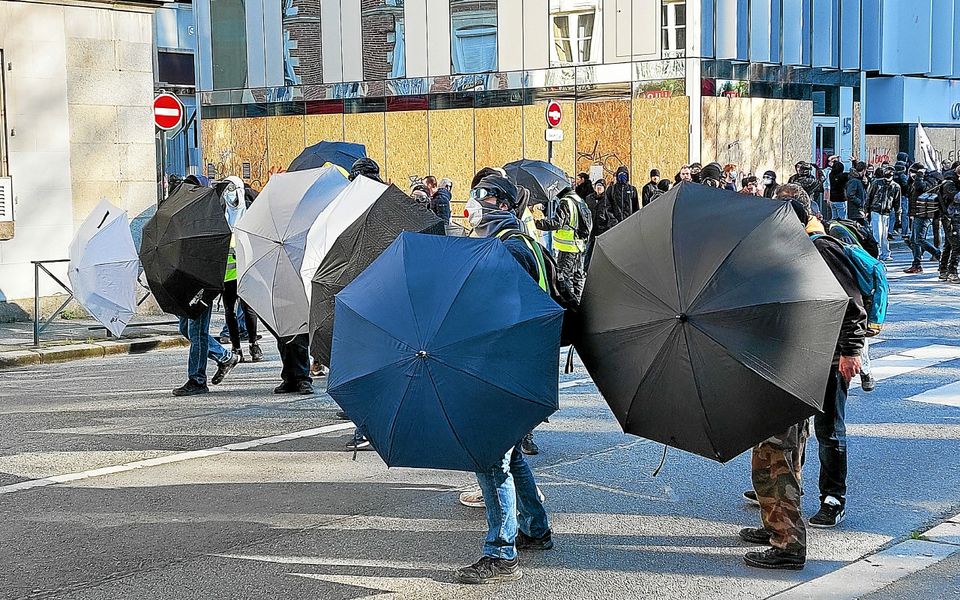 F_Desouche's tweet photo. Annoncée par Darmanin en avril, la dissolution du mouvement violent d’ultragauche antifa "Défense collective" annulée par le Conseil d'état (MàJ)
 https://t.co/9Al9pq6QL5 https://t.co/IRx95YfUCb