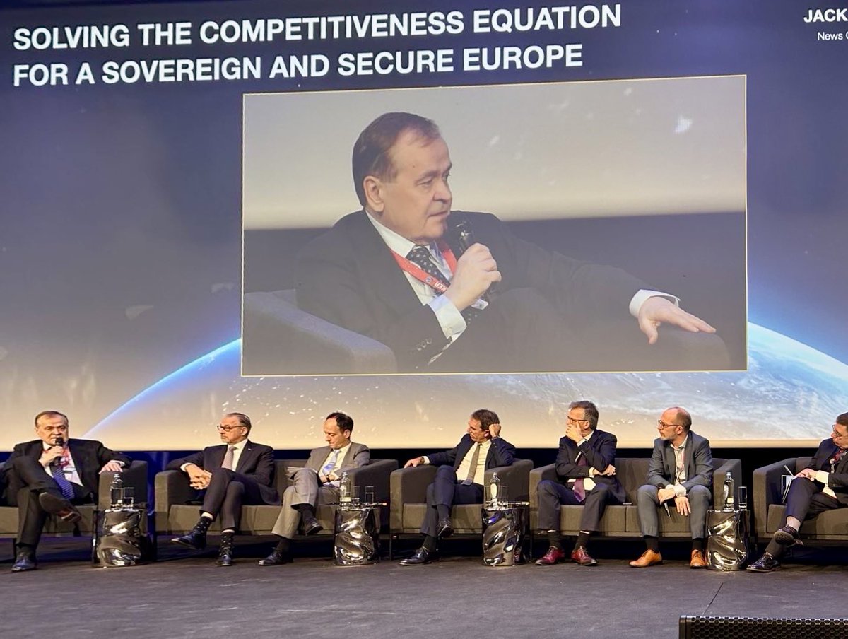 The situation is drastically evolving as we are exposed to new threats.

To face them head on, #EUSpace policy has to be driven by ever increasing:

🛡️Security
📈Competitiveness

It is fundamental that we mobilise more public &amp; private funding for defence and space.

#EUSpaceConf