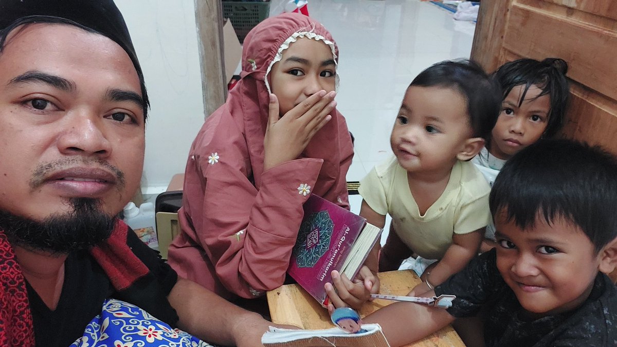 authoer's tweet photo. Yg paling belakang cemberut https://t.co/YMydvoxm8b