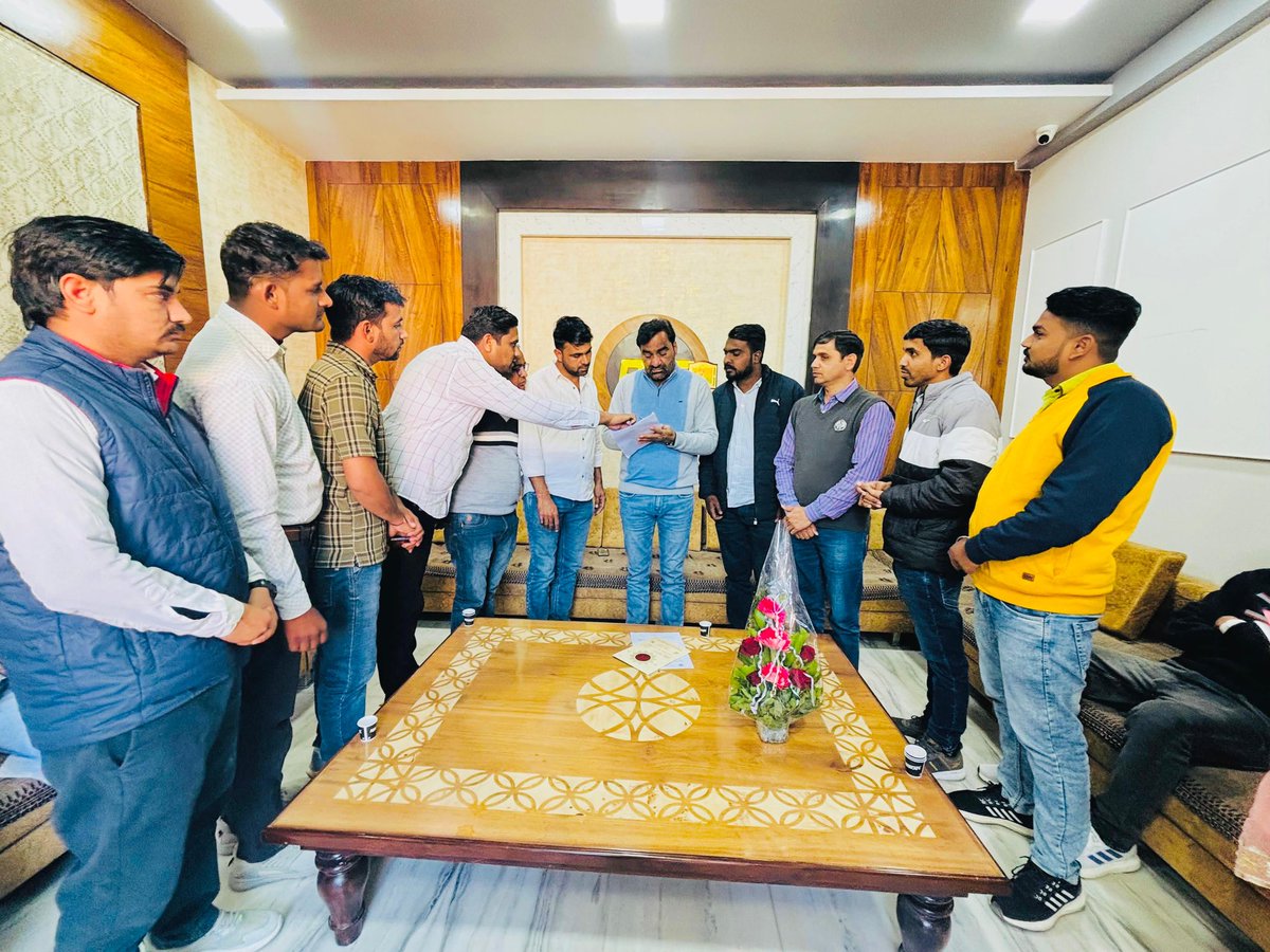 hanumanbeniwal's tweet photo. आज नागौर आवास पर राजस्थान एसोसियेशन ऑफ कम्यूनिटी हैल्थ ऑफिसर (RACHO) के प्रतिनिधियो द्वारा विभिन्न मांगो को लेक ज्ञापन दिया गया ,इनकी मांगो को आगामी लोक सभा सत्र में रखूंगा और सक्षम स्तर पर वार्ता भी करूंगा | https://t.co/qrXGmo4Xf3