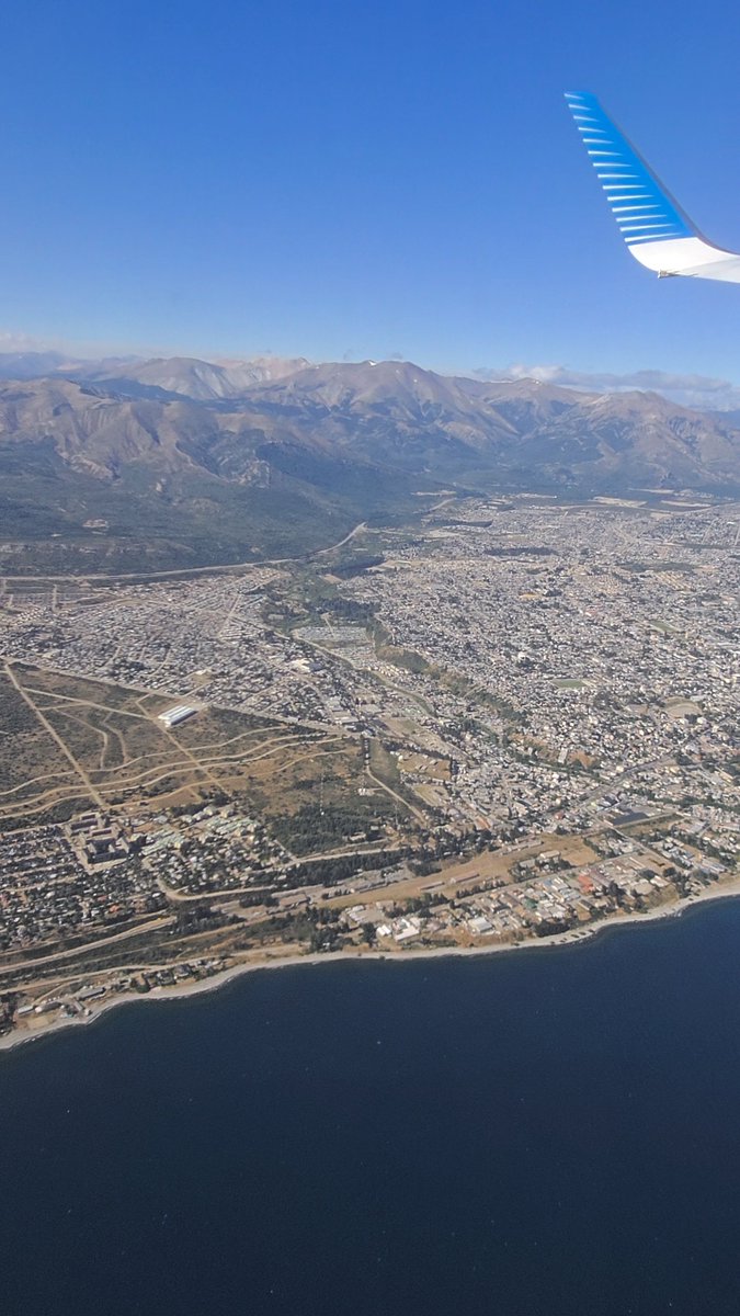 ¡Muy buen martes para todos desde las alturas de Bariloche, a 10,000 pies de magia! ✈️🌄 Las montañas, los lagos y el cielo se unen en un espectáculo que llena el alma de gratitud. Que su día sea igual de grandioso. 💙
"La vida no se mide por las veces que respiras, sino por los