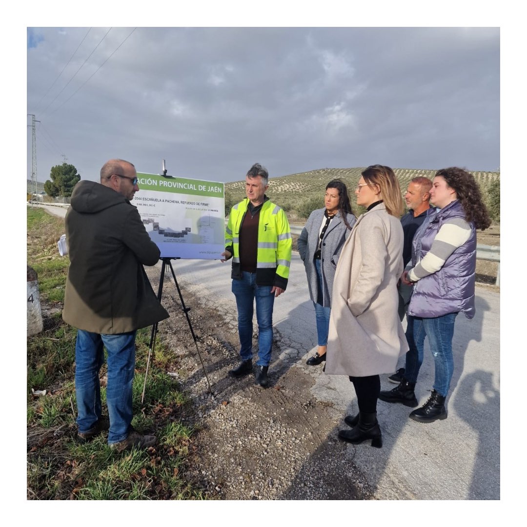 dipujaen's tweet photo. 🛣️ Diputación mejorará la vía de interés agrario que une #Escañuela con #Pachena con una inversión de 249.000€
🗣️ El diputado de Infraestructuras Municipales @jose_luis_agea presenta el proyecto de refuerzo del firme y la mejora del drenaje en 5km
🔗 https://t.co/0qb81xx0af https://t.co/nAjAhpFmUo