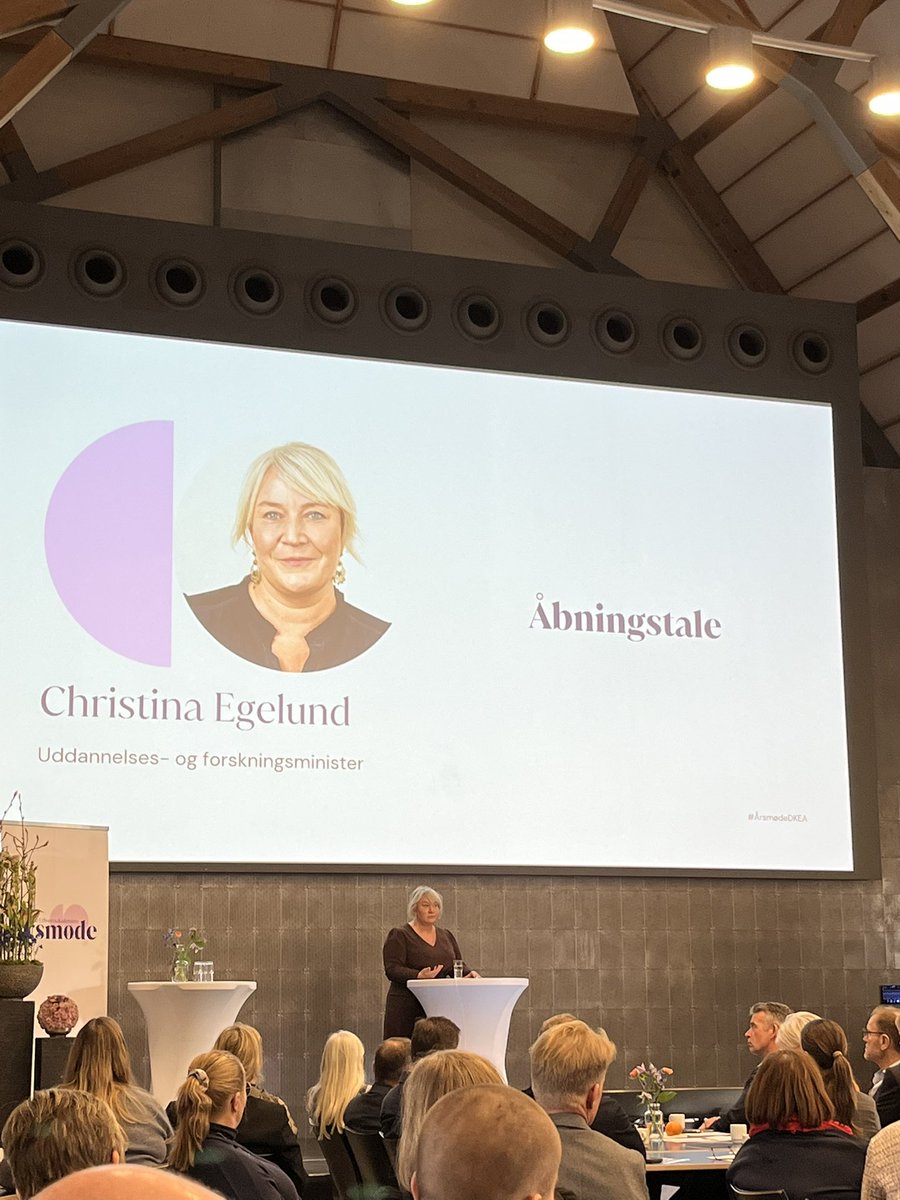 DanskeEA's tweet photo. “Skomager, bliv ved din læst” gælder ikke længere. Nu skal fokus på livslang læring og videre- og efteruddannelse, siger minister @ChristinaEgelun på #ÅrsmødeDKEA #dkpol #uddpol https://t.co/aGc3c9pXGU
