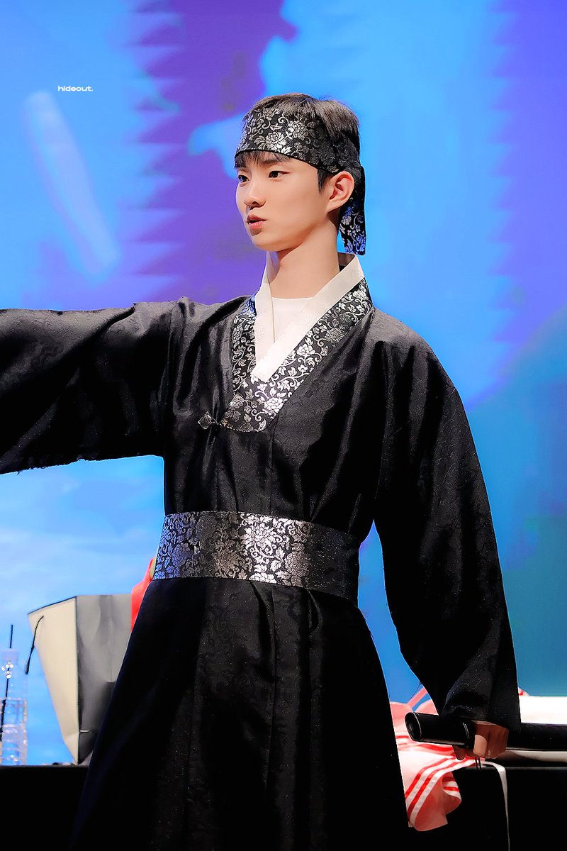 쥬큐 왕세자랑 무사 소꿉친구면 좋겠다
쥬연, 쥬연아 하고 불러주면 지겨운 경전도 끊임없는 왕위 다툼도 다 버틸 수 있었는데 책봉 때부터 호칭 바뀌고 섭섭해하는 세자저하 그 아이 성격상 다시는 돌이킬 수 없다는 걸 알면서도 챵민아 내 이름. 둘만 있을 땐 이름 불러줘 응? 하면 곤란하게 웃는