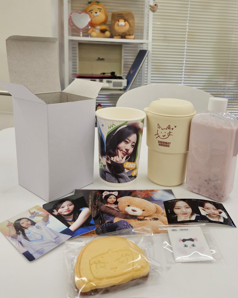 who_how_x4's tweet photo. 션이 생일 기념 생카 다녀왔슴다.
쿠키가 아주 귀엽구 (먹기 아깝지만) 맛있어요..(딸기라떼랑 조합 굳)
냥냥멍냥 생일 축하해!

#SHEONday_Morning
#스물세번째_아침의_주인공_김수연 https://t.co/povEE0ZsoW