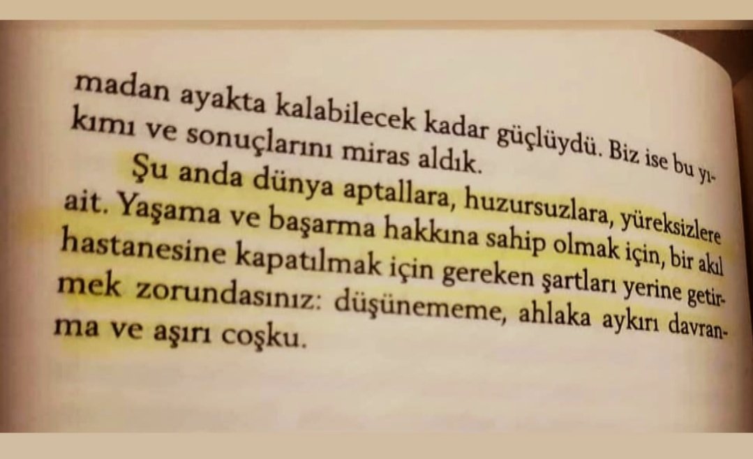 busrasingec's tweet photo. Bir şarkı çıkmış herkes havlayarak video çekiyor. İnsan noluyo diyor ya gerçekten. Ve yine aklıma su cümleler geliyor.😑 https://t.co/Dtx4dtmAuU