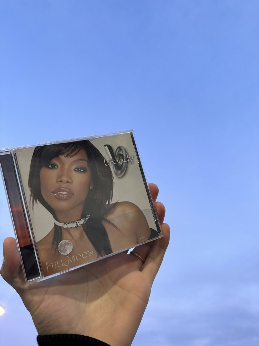 alexander__0013's tweet image. My OBSESSION with this Album is real 🤩 🌙 🫶🏽 💿 🎶 @4everBrandy #fullmoon #brandy #apart