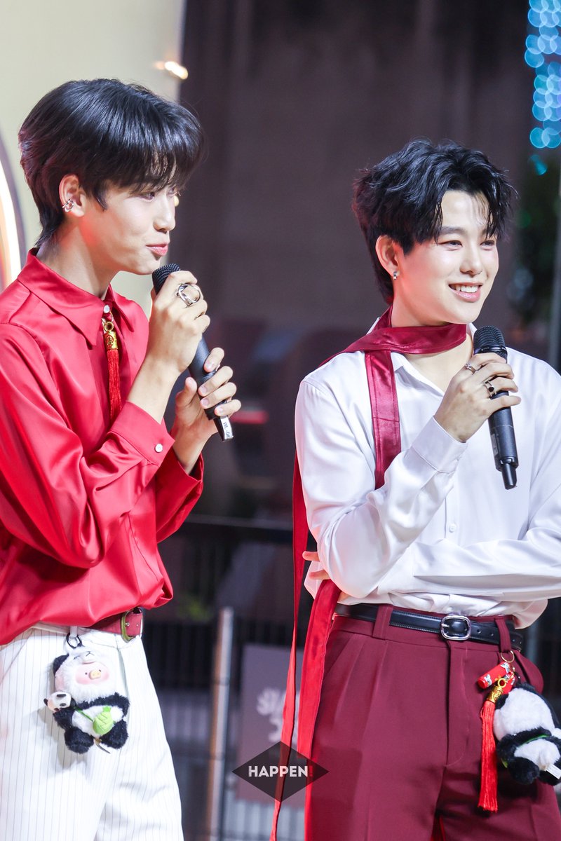 HappenNewsTH's tweet photo. กฤษฎิ์ - ภพ ร่วมฉลองตรุษจีนไปกับ Siam Center : A Prosperous Chinese New Year 2025 - A Celebration of  Luck &amp; Love  

#SiamCenterCNY2025
#FriendofSiamCenter
#FridayCollege #tia51 #กฤษฎิ์ภพ 
#lovesick2024 #krmjtc #KRITngamtanakijja #ppophs https://t.co/yHmFHewKzH