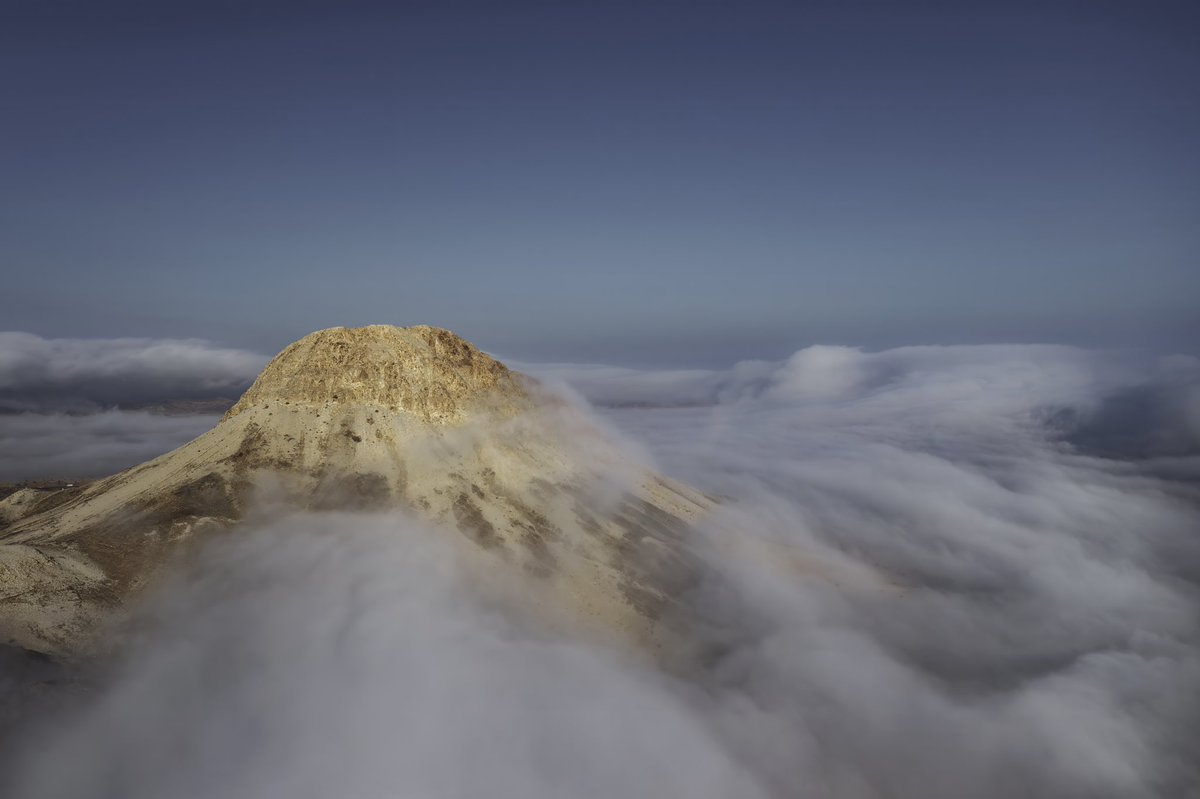 sayafdashen's tweet image. جبل #الصايرة_البيضاء في #بيشة يتلحف بالضباب