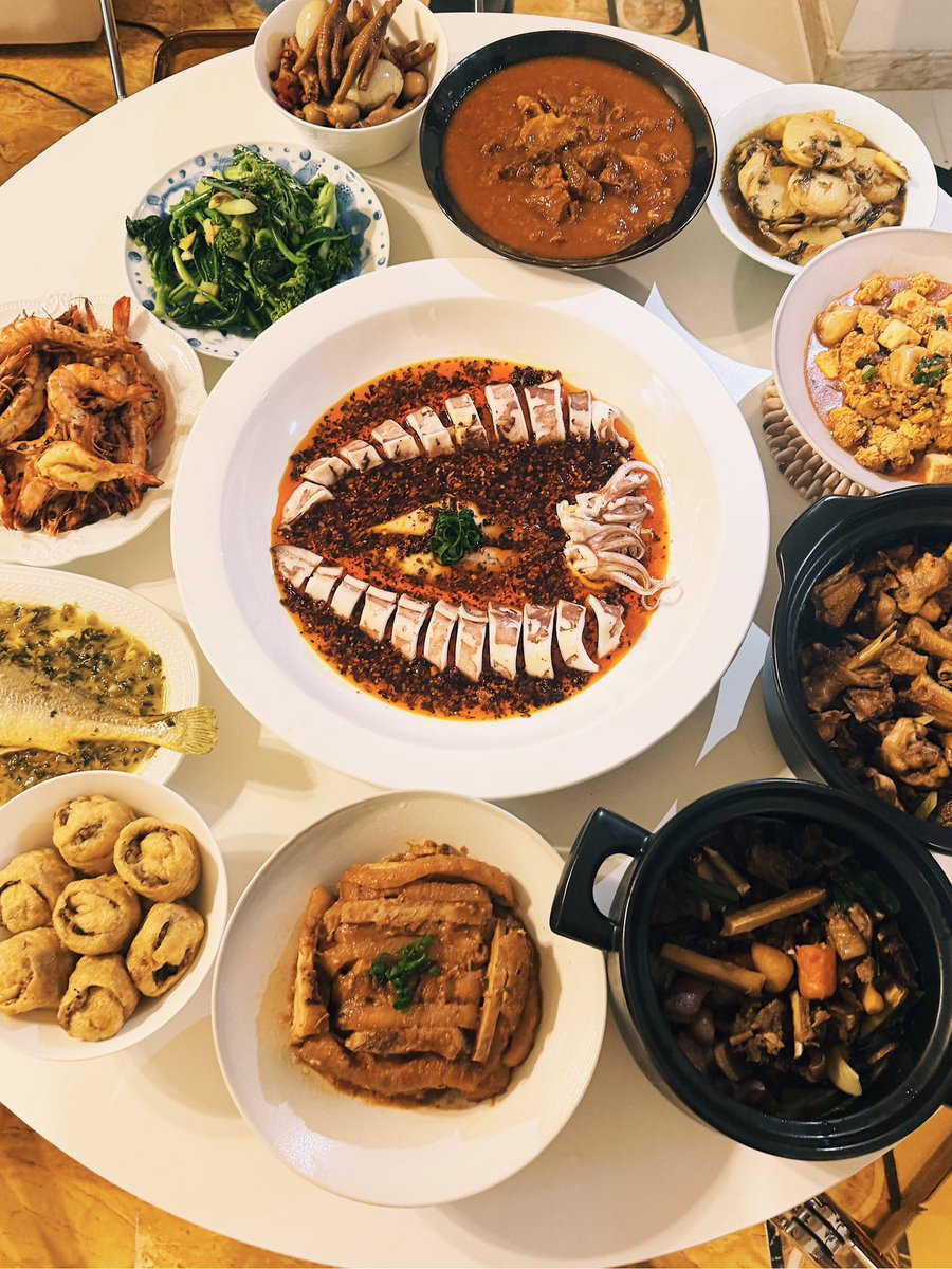 今天年夜飯
是Mia一個人
準備了一整天做好的
十二道菜
無敵！
今年這餐有點無敵
1 威士忌油燜大蝦
2 廣西豆腐釀
3 紅油舟山大魷管
4 扣肉荔浦芋頭
5 台灣秘制滷味
6 雪菜燒大黃魚
7 番茄牛腩
8 魚子燒豆腐
9 廣式羊肉煲
10 清炒增城高腳菜心
11 廣式雞煲
12 老火土雞湯 https://t.co/naladnpjK3