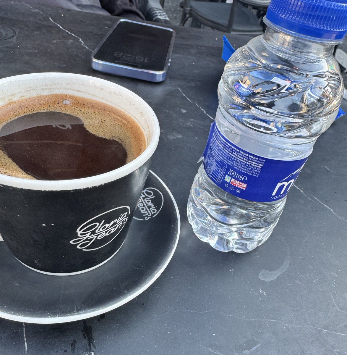 Kahvenin de Türklüğü kalmadı. Bırakmadınız. Şu double kahve 95 TL. Pahalı da neyse diyelim. Abi şu yanındaki su nedir? 200 ml. Bunun büyüğü ile arasındaki maliyet farkı 1 TL’dir. Şimdi biz de suyun büyüğünü aynı fiyata veren yerlere mi gidelim? <a href="/GJCsTurkey/">Gloria Jean's Coffees Türkiye</a>