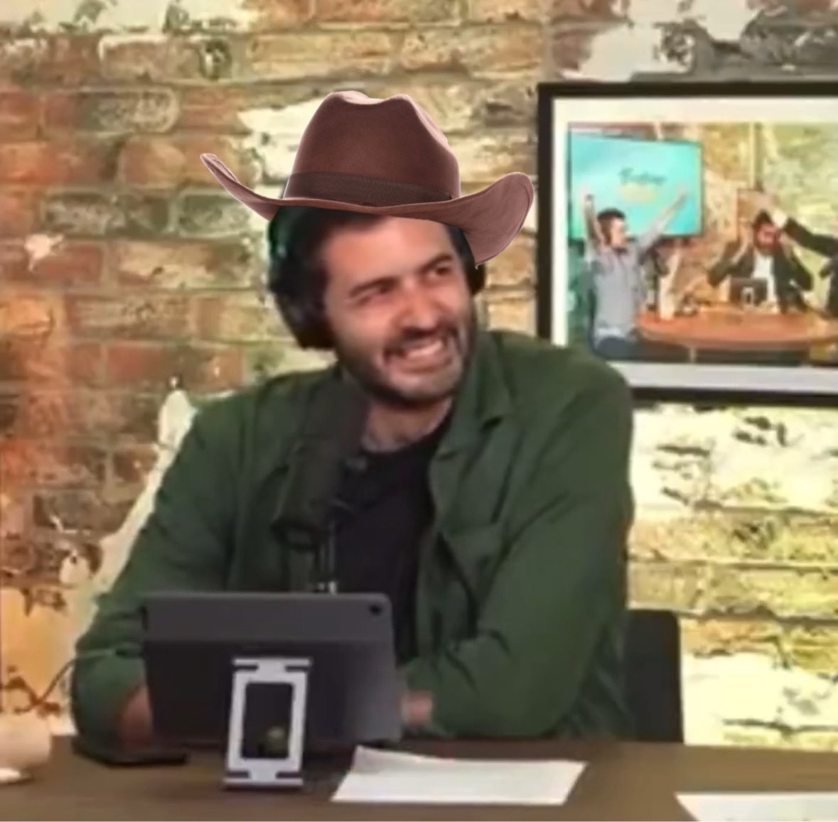 Idonotcombdolls's tweet photo. Arthur: dobbiamo solo rapinare una banca, mi raccomando Micah non fare cazzate

Micah: spara in faccia a un ostaggio

Arthur: https://t.co/uPSbnIWf6i