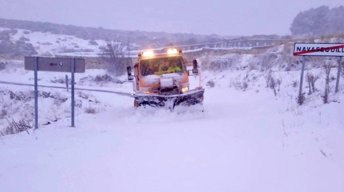 Se que os importa tres cojones pero ahora mismo me teletransportaria a mi pueblo pero que no viniese la quitanieves…. Aislada del mundo por unos días y sin ver ni oír a la gente!!!