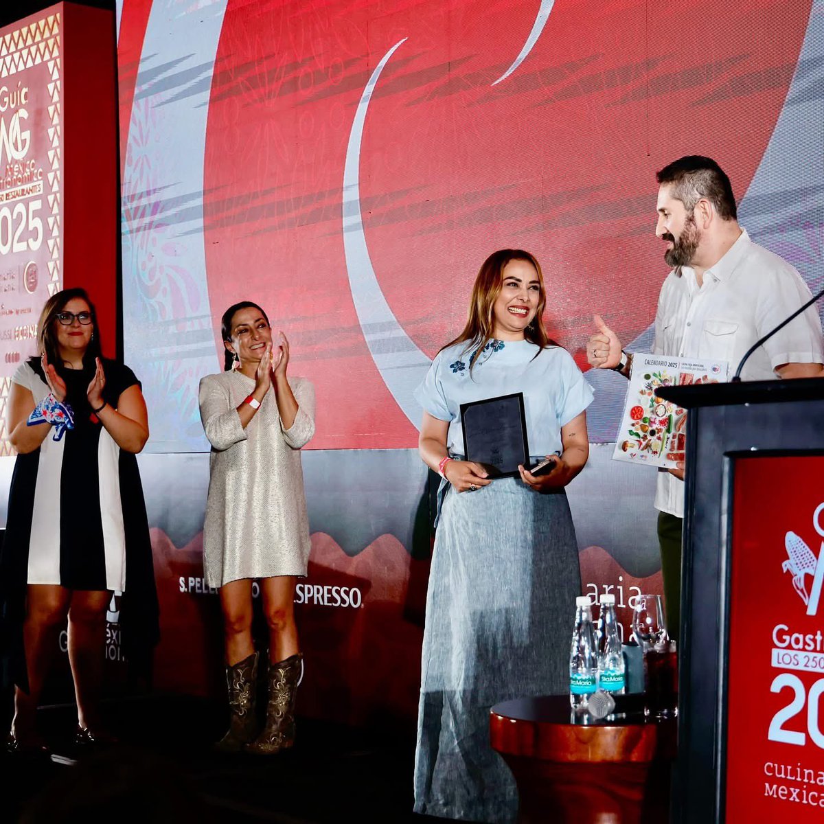 xevtfm's tweet photo. Tabasqueña Lupita Vidal es nombrada la Chef del Año por Guía México Gastronómico 🇲🇽🍽️👩🏻‍🍳

“Este premio es para Tabasco, para que creamos más en nosotros mismos y empecemos a escribir una nueva historia. A los cocineros y periodistas gastronómicos que ya nos han apoyado, gracias siempre (ustedes saben quienes son). Y a esta gran industria, los invito a unirse para contar una narrativa distinta, una que muestre la riqueza y el alma de Tabasco”, asegura