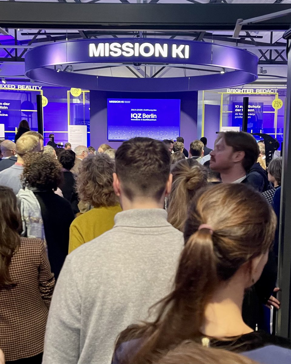 Datenbrake's tweet photo. Großer Andrang &amp; Interesse bei der Eröffnung des Innovations- &amp; Qualitätszentrum #IQZ von #missionKI im @D_Technikmuseum durch Volker @Wissing - @bmdv macht KI erfahrbar &amp; stärkt damit das Vertrauen. Vielen Dank an mein Team von DP20 für die inhaltliche &amp; organisatorische Arbeit https://t.co/qIwM6esAZN