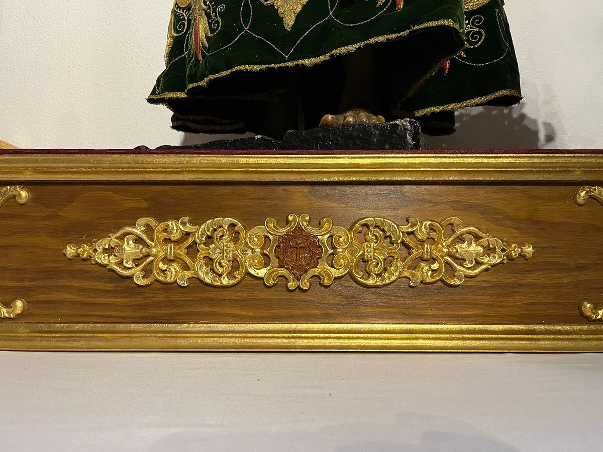 HdadAguasCadiz's tweet photo. ESTRENOS

Nuestros Amantísimos Titulares ya se encuentran en su capilla tras los Solemnes Cultos. 
Estrenan velas de parafina y nuevas peanas ejecutadas en madera barnizada y rematadas con apliques acabados en pan de oro y el escudo de nuestra Hermandad. https://t.co/bpanHkfjSl