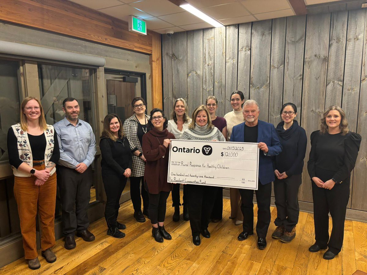 LisaThompsonPC's tweet image. Dave Tiffin, representing the @ONTrillium Foundation and I recently joined the Board of the #Huron #Perth #RuralResponseForHealthyChildten to announce that this important organization is receiving $121,000 over 2 years. Did you know RRHC supported 800 families this past year!