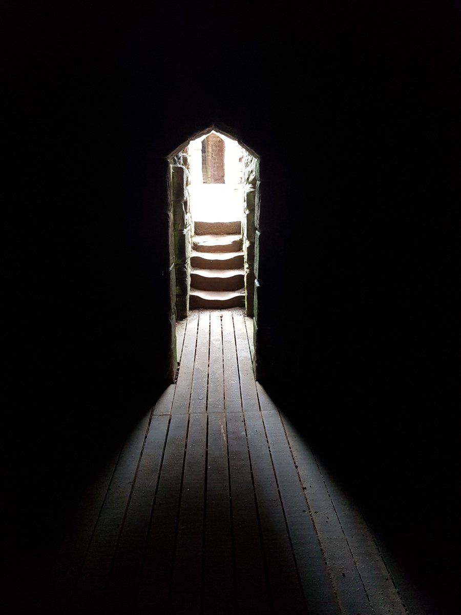 TheHistoryMouse's tweet photo. Imagine how dark it is down here when the door closes....
The basement level #GoodrichCastle keep. Mouse do not like it. Mouse do not like it at all (look at the step wear BTW. 800 years of footfall #TowerTuesday #HeidiAtGoodrich #GoodrichKeep: A thread part VI of VI https://t.co/6BO3vF3c8J