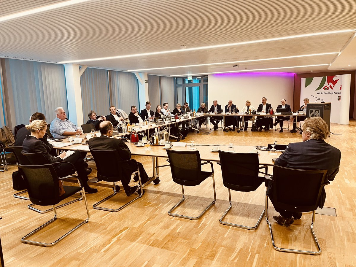 Lukas Behrendt 𝕏 (@behrendtlukas) on Twitter photo Mit Stefan Moser von der Europäischen Kommission berät der BFW-Vorstand heute in Brüssel. BFW-Präsident Dirk Salewski fordert: «Wir brauchen ein Europa der Best-Practice-Beispiele und nicht der überbordenden Regulatorik!» 🏗️🏡🇪🇺
<a href="/BFWBund/">BFW Bundesverband</a> <a href="/dsalewski/">Dirk Salewski</a> <a href="/Build_Europe/">Build Europe</a> Mit Stefan Moser von der Europäischen Kommission berät der BFW-Vorstand heute in Brüssel. BFW-Präsident Dirk Salewski fordert: «Wir brauchen ein Europa der Best-Practice-Beispiele und nicht der überbordenden Regulatorik!» 🏗️🏡🇪🇺
<a href="/BFWBund/">BFW Bundesverband</a> <a href="/dsalewski/">Dirk Salewski</a> <a href="/Build_Europe/">Build Europe</a>