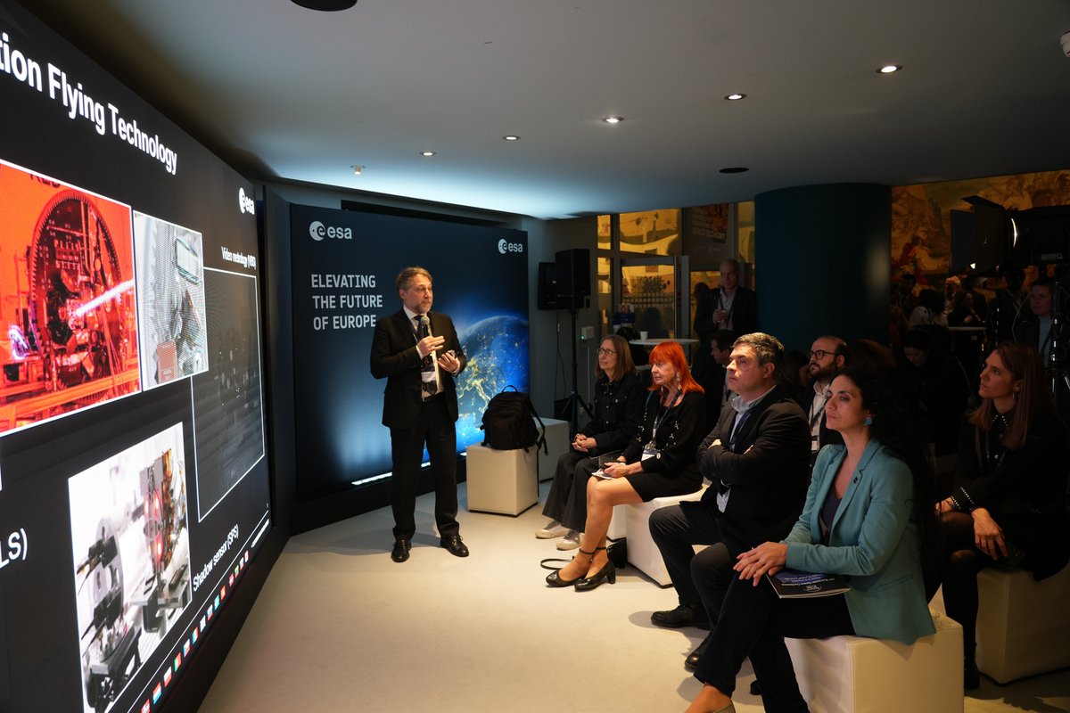 ESA_Tech's tweet image. On Day 1 of #EuropeanSpaceConf @BBE_Europe 🛰️ @esa's Ian Carnelli presented the first-of-its-kind eclipse-making Proba-3 mission. Here’s how the twin satellites will be creating artificial solar eclipses on demand 👉 esa.int/ESA_Multimedia…
📸ESA - P. Sebirot