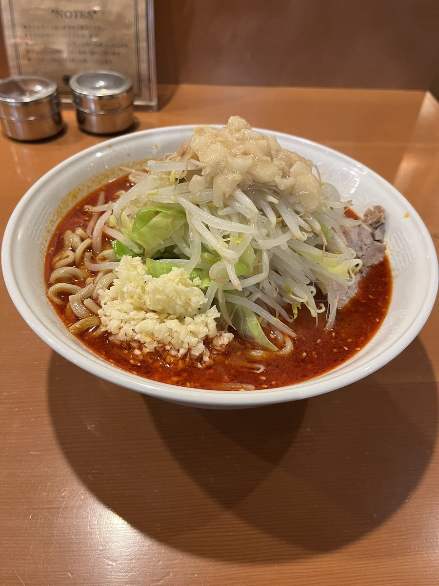 69ra_men's tweet photo. 今日の昼メシは「麺屋　長次郎」で限定の「てっちゃんのおろちょん」！

辛いみそラーメンだけど、辛さがちょうどいい！
みそラーメンも美味しいけど、絶妙な辛さのおろちょんはさらに美味い😋 https://t.co/tiiC0uWtoV
