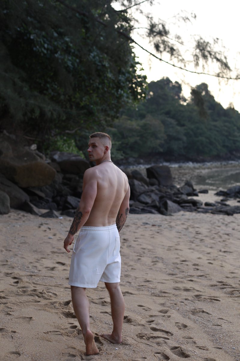 SamuelAndr51584's tweet photo. Hello from the beach https://t.co/A78I54qwOK
