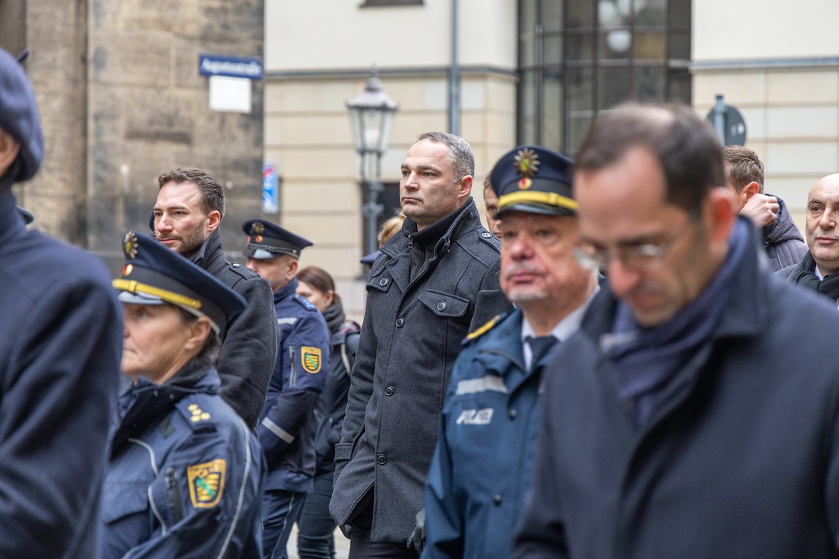 AfD_SLT's tweet photo. Am #Trauermarsch für den im Dienst getöteten Polizisten Maximilian #Stoppa haben wir uns natürlich beteiligt. Polizisten riskieren für unsere Sicherheit ihr Leben. Dafür haben sie unseren Dank und unsere Anerkennung verdient.
(Im Bild: #AfD-Fraktionsvorstand @SebastianWippel) https://t.co/iNMHZUJpbt