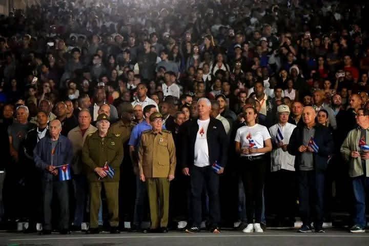 CaridadPoey's tweet photo. Encabezan el General de Ejército Raúl Castro y el Primer Secretario del Partido y Presidente de la República,
@DiazCanelB la histórica Marcha de las Antorchas. Guiados por el ideario martiano el pueblo de #Cuba los acompaña. #SiempreAntimperialista 
#Matanzas https://t.co/NPseU5095s