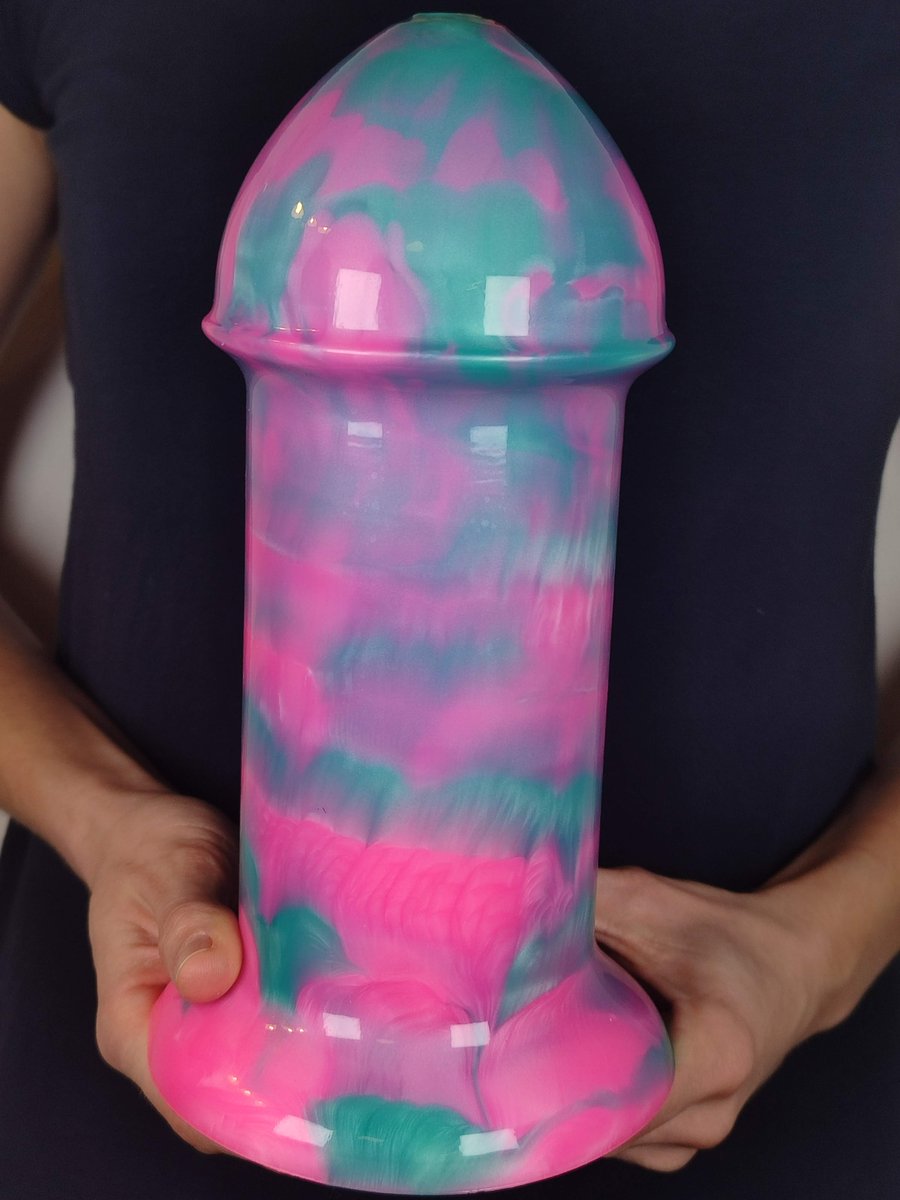 New custom toy arrived with a whopping 4.2" head. Have already ridden it. Footage coming soon 🥰