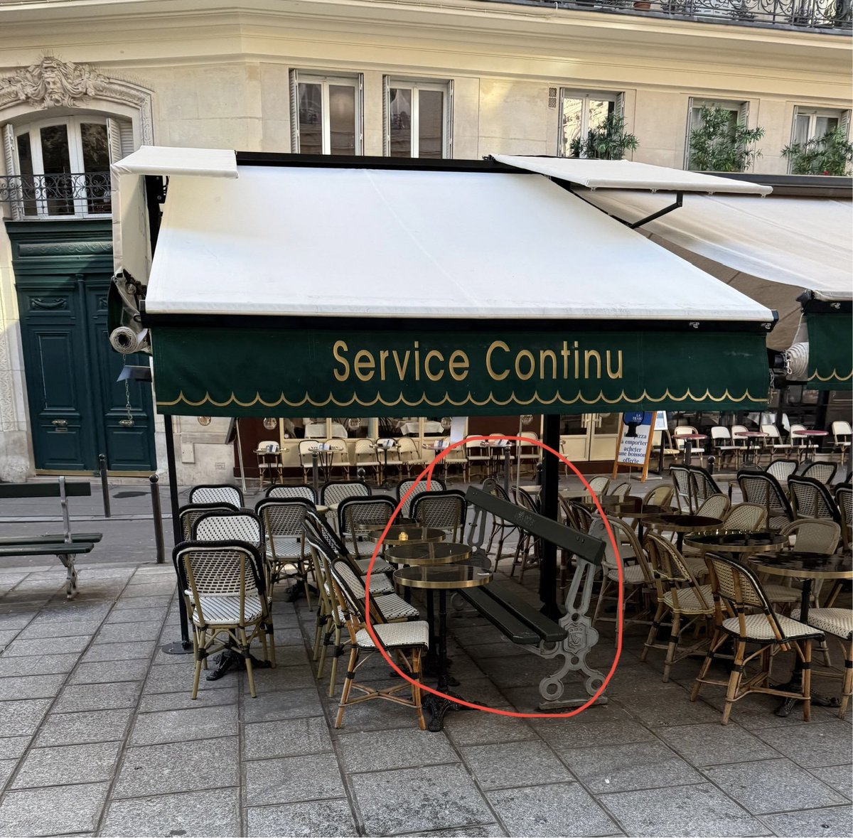La mairie de Paris aurait dû organiser une mise en concurrence pour l'exploitation de terrasses de l’autre côté de la rue ou sur un terre-plein comme à Quatre-septembre, relève la CRC, qui ajoute que traverser des voies de circulation fait courir des risques au personnel.