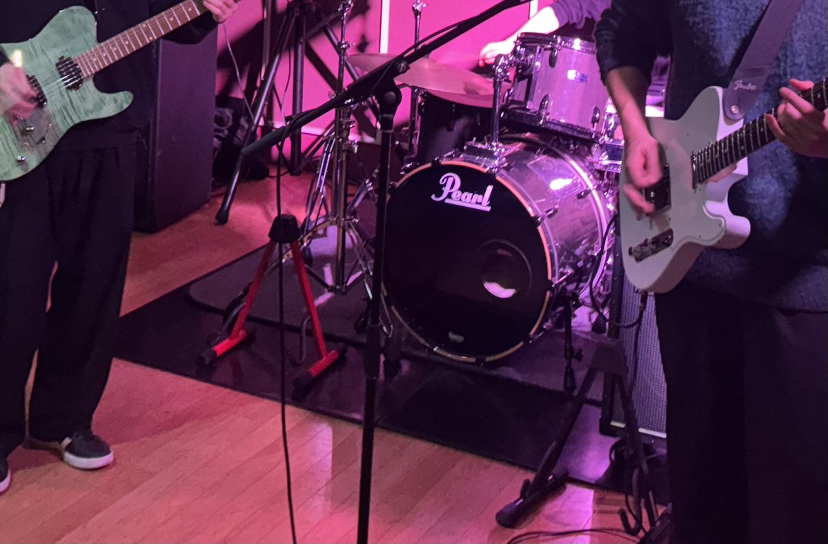 1/25にミニライブを開催しました！

つくバン！のミニライブはスタジオ開催ですが、照明やPAが本格的です！
初心者の方もライブハウスにも負けない雰囲気でライブが出来ます！🎵🎵

#楽器初心者 #ギター初心者 #ベース初心者 #ドラム初心者