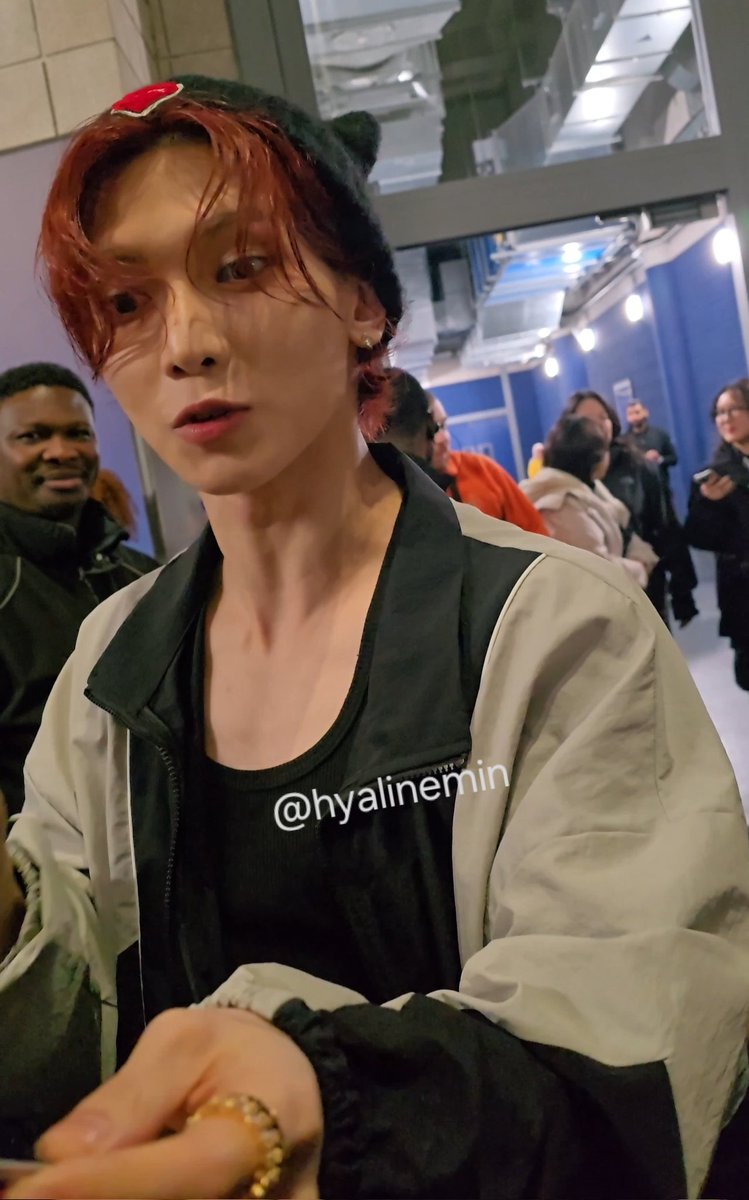 hyalinemin's tweet photo. Yeosang signing my art!!
and my voice reveal help shdjdj 😭 BECAUSE HE WAS SO CUTE AND I NEED YALL TO HEAR HIS CUTE VOICE SAYING WOUW
(I said i drew it, tried to draw him in a cool way and he was like You drew it??? It's so good!!!) https://t.co/sXs3FeOp21