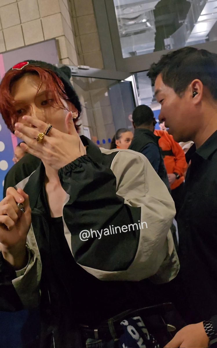 hyalinemin's tweet photo. Yeosang signing my art!!
and my voice reveal help shdjdj 😭 BECAUSE HE WAS SO CUTE AND I NEED YALL TO HEAR HIS CUTE VOICE SAYING WOUW
(I said i drew it, tried to draw him in a cool way and he was like You drew it??? It's so good!!!) https://t.co/sXs3FeOp21