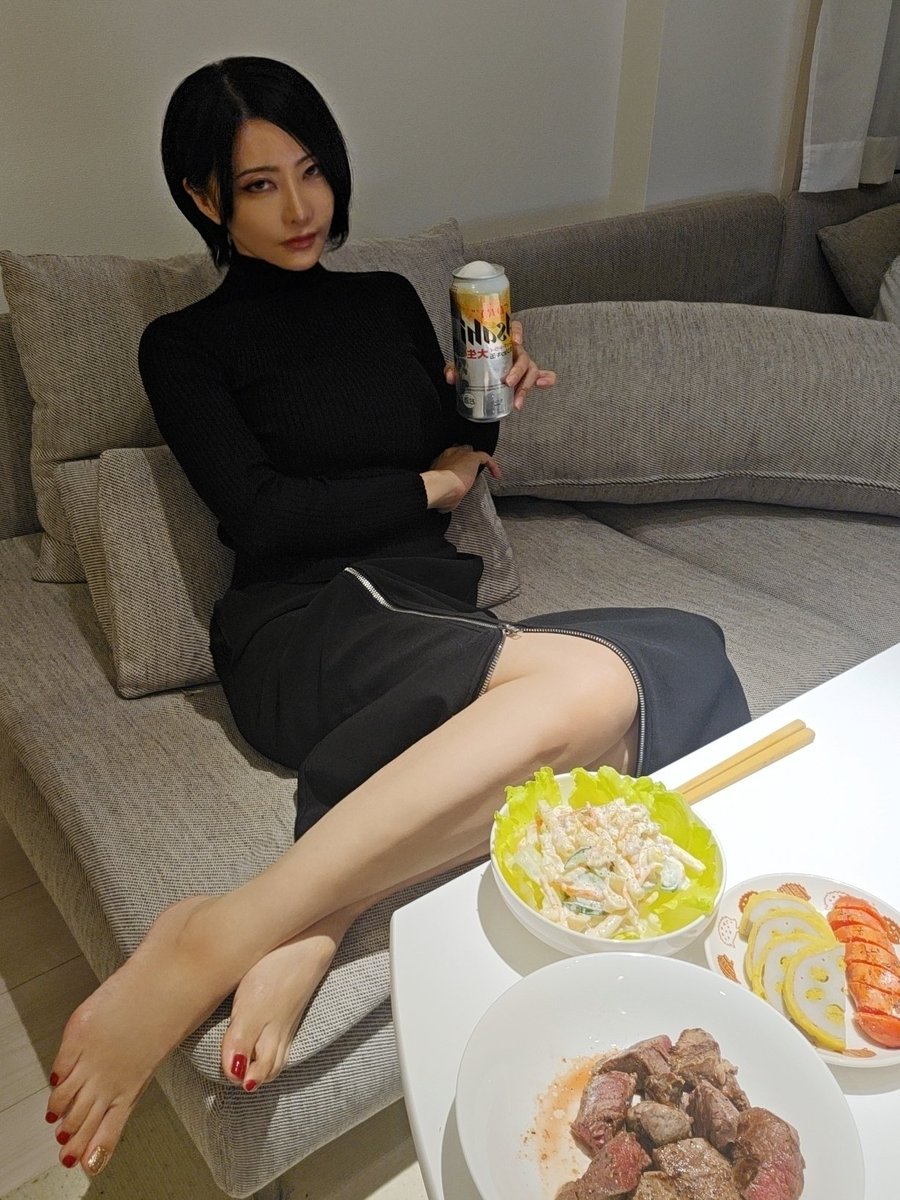 tsukishimakeia's tweet photo. 夜恒例になりつつあるポスト
｢エイダが飲みに来る部屋」 https://t.co/w2X5Ftf0n9
