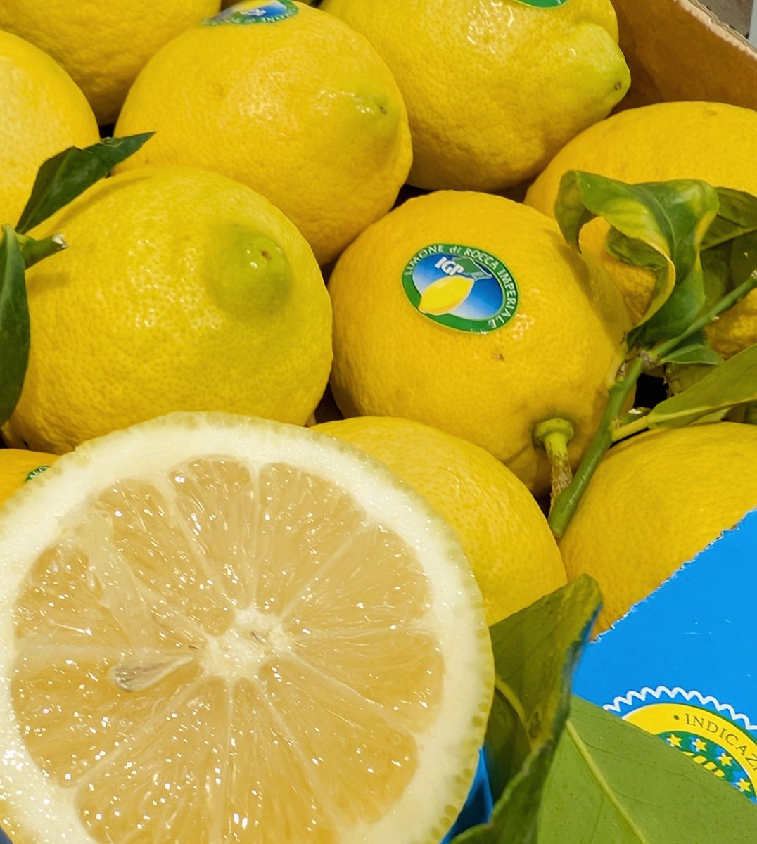 FoodserviceDole's tweet photo. Amalfi lemons bringing us some pure sunshine on this gloomy grey Tuesday π
#DolePLC #DoleFoodservive #Freshproduce #AmalfiLemon #Lemon #Sunshine #GreyTuesday #fypγ· #chefskitchen #Explore #FollowMe https://t.co/VYluwzTfBw