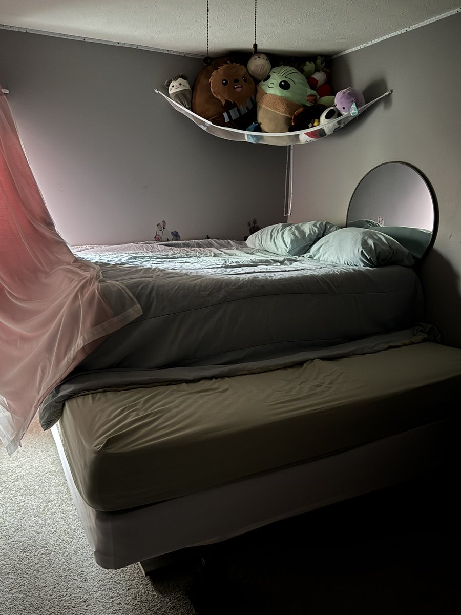 AletheaKontis's tweet image. The bed where I slept last night, because my cousin doesn’t do anything by half. (I SLEPT SO WELL, Y’ALL.) 💖👑🛏️
#FitForAPrincess