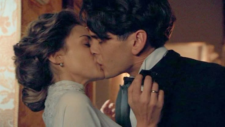 senoritagrasya's tweet photo. "Nais niyang iparamdam ang kanyang pagkasabik sa pamamagitan ng malalim na halik."

this is soooo uedjisuwk kabanata 23 coded😭 tas may wedding ring pa oh😭😭😭😭 

#SegundaWP https://t.co/6H25IQShrH