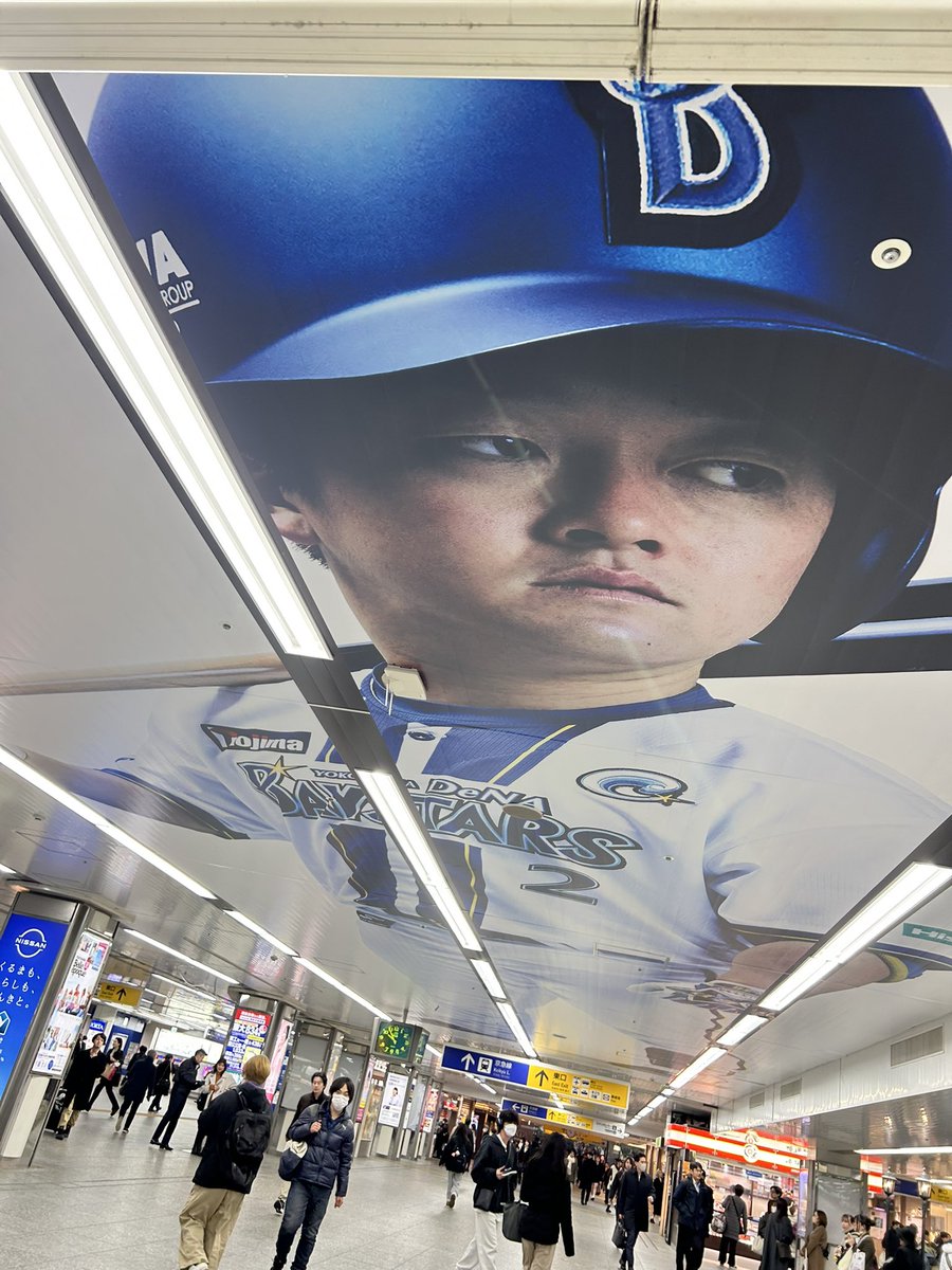 天井にいる牧くん、どう撮っても赤ちゃんみたいな顔になる😂