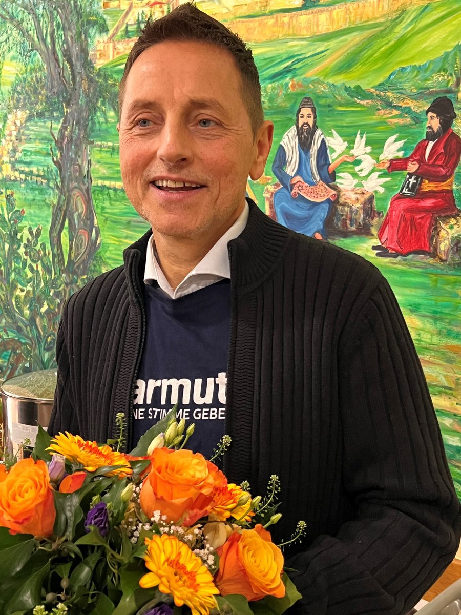 Kirchenkreis Neukölln (@kkneukoelln) on Twitter photo 💕„Wie gut, dass es dich gibt!“ – Heute feiern wir einen ganz besonderen Geburtstag: Thomas de Vachroi, unser großartiger Armutsbeauftragten wird 65 Jahre alt! Wir gratulieren ihm von ganzem Herzen und wünschen ihm Gottes reichen Segen!🌷
#ArmuteineStimmegeben <a href="/ekbo/">Bette Ekbo</a> <a href="/TspLeute/">Tagesspiegel Bezirke</a> 💕„Wie gut, dass es dich gibt!“ – Heute feiern wir einen ganz besonderen Geburtstag: Thomas de Vachroi, unser großartiger Armutsbeauftragten wird 65 Jahre alt! Wir gratulieren ihm von ganzem Herzen und wünschen ihm Gottes reichen Segen!🌷
#ArmuteineStimmegeben <a href="/ekbo/">Bette Ekbo</a> <a href="/TspLeute/">Tagesspiegel Bezirke</a>