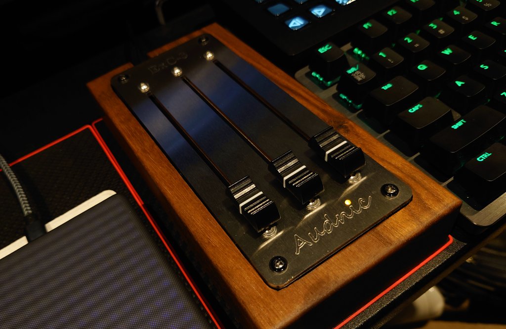 Viper SynthのMIDIコントローラー、オシャレで液晶もノブも付いてて