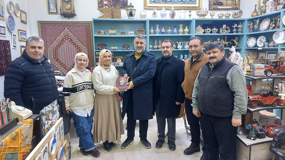 MUSIADVan's tweet photo. Başkanımız @ErtugrulBalibay ve yönetim kurulu üyelerimiz, Gönülü Genç MÜSİAD Üyemiz olan Dr. @zeynepozalp13 hanfendiyi Nostalji hediyelik mağazasında  ziyaret ettiler. Yeni çıkardığı kitabını da imzalı olarak aldılar. Nice hayırlı kazançlar ve çalışmalar diliyoruz. @MahmutAsmali https://t.co/NjYdAvYBCj