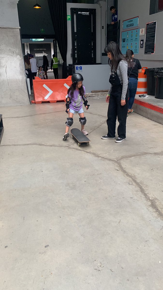 ILLPAYOO's tweet photo. @Reactor105 @imerhoy #ArfArf #OpenThePit #UnDiaDePatinetas #MiniiPily @rosete_ros @RojoWargo @marioonceagain @eddygovea  Yey nosotros hemos tenido la oportunidad de acudir a la @houseofvans y neta Pily hace un trabajo bien chido a Ixchel le encanta y neta le a ayudado machín 🐶⚡️ https://t.co/xbJ31J7IWy