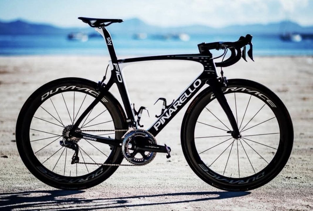 🫣 Nunca me he considerado un gran fan de Pinarello pero hay que reconocer que historicamente han fabricado autenticos aviones

Hoy me apetece recuperar esta Dogma del equipo Sky de 2018 😍

Seguramente la mejor bicicleta del mercado por aquellos años 🙂‍↔️