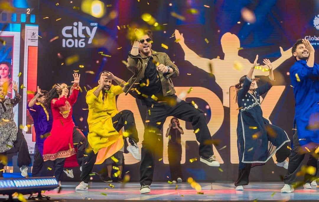 srkhooghlyfc's tweet photo. Only Shah Rukh Khan can make an entry that turns an entire venue into a celebration. Global Village Dubai experienced just that! 🖤🎉
#SRKPower #ShahRukhKhan https://t.co/4HfPVSKHOa