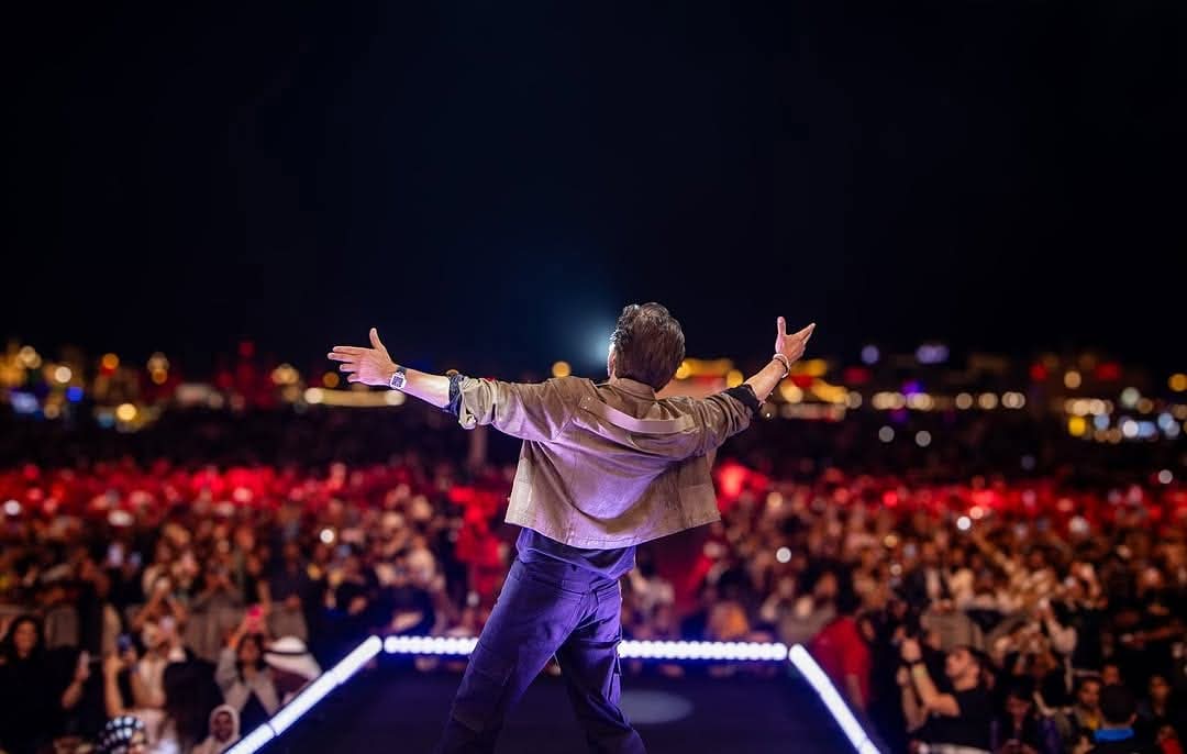 srkhooghlyfc's tweet photo. Only Shah Rukh Khan can make an entry that turns an entire venue into a celebration. Global Village Dubai experienced just that! 🖤🎉
#SRKPower #ShahRukhKhan https://t.co/4HfPVSKHOa