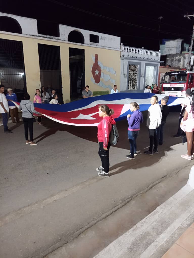 DrakeEglis's tweet photo. La noche de anoche, Marcha de las Antorchas en #CardenasEnVictoria.
#SiempreAntimperialista 
#ARCOSVaradero
#MatancerosEnVictoria https://t.co/H8NPGTYHpH