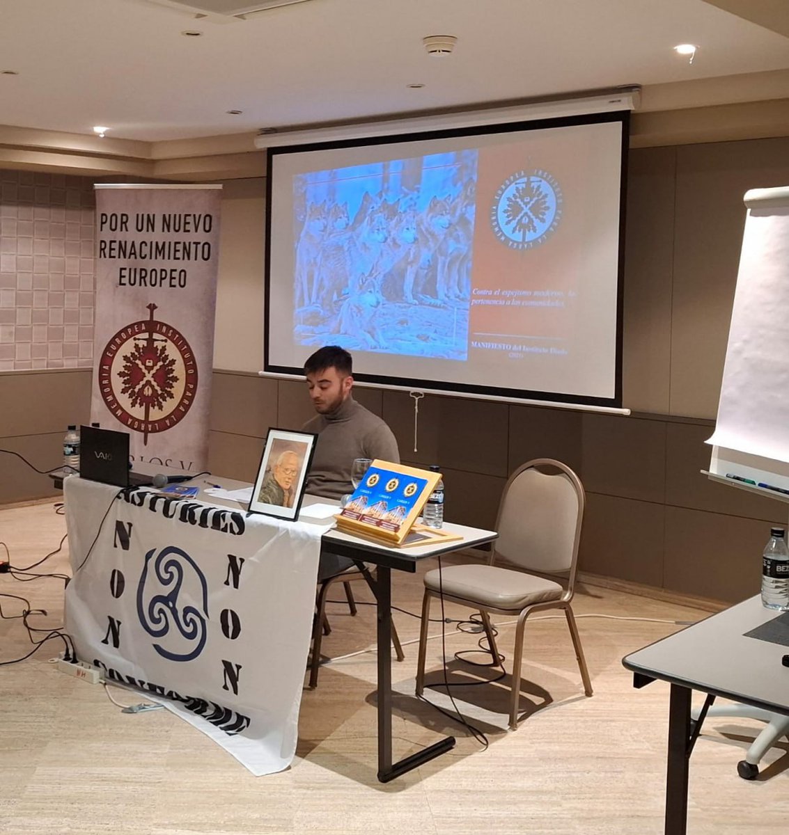 📸 Os dejamos con unas imágenes de la jornada de metapolítica. 🏴