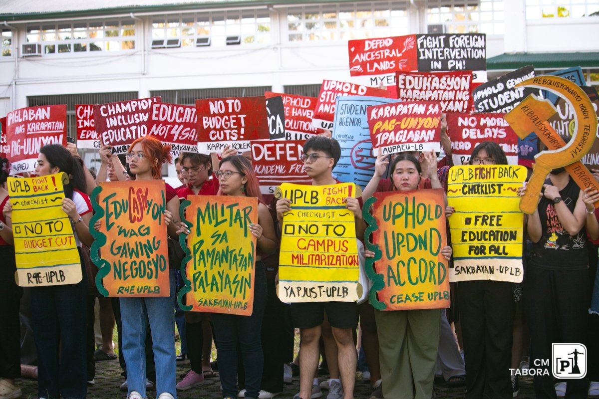 uplbperspective's tweet photo. Pinatibay ng mga grupo ang kanilang panawagan para sa libre at kalidad na edukasyon para sa lahat.
Mga larawan nina CM Tabora, Keren Happuch, Justin San Agustin, John Pedaria, at Pacey Sarenas
Mga salita ni Anne Roska
#FirstDayRage2025
#UPLBFightBack https://t.co/UYRoT6IFbw
